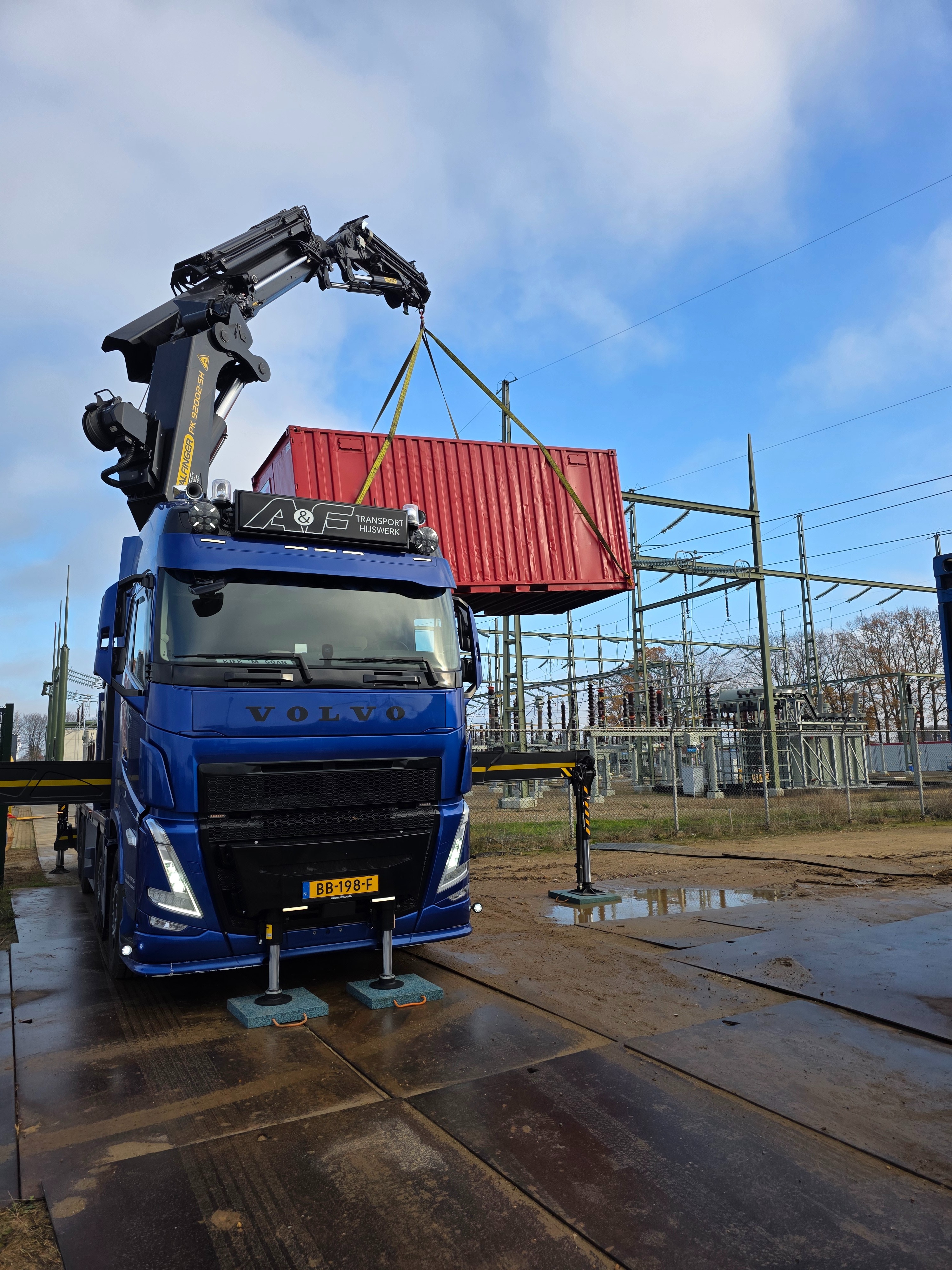 A&F Transport hijst en plaatst een container