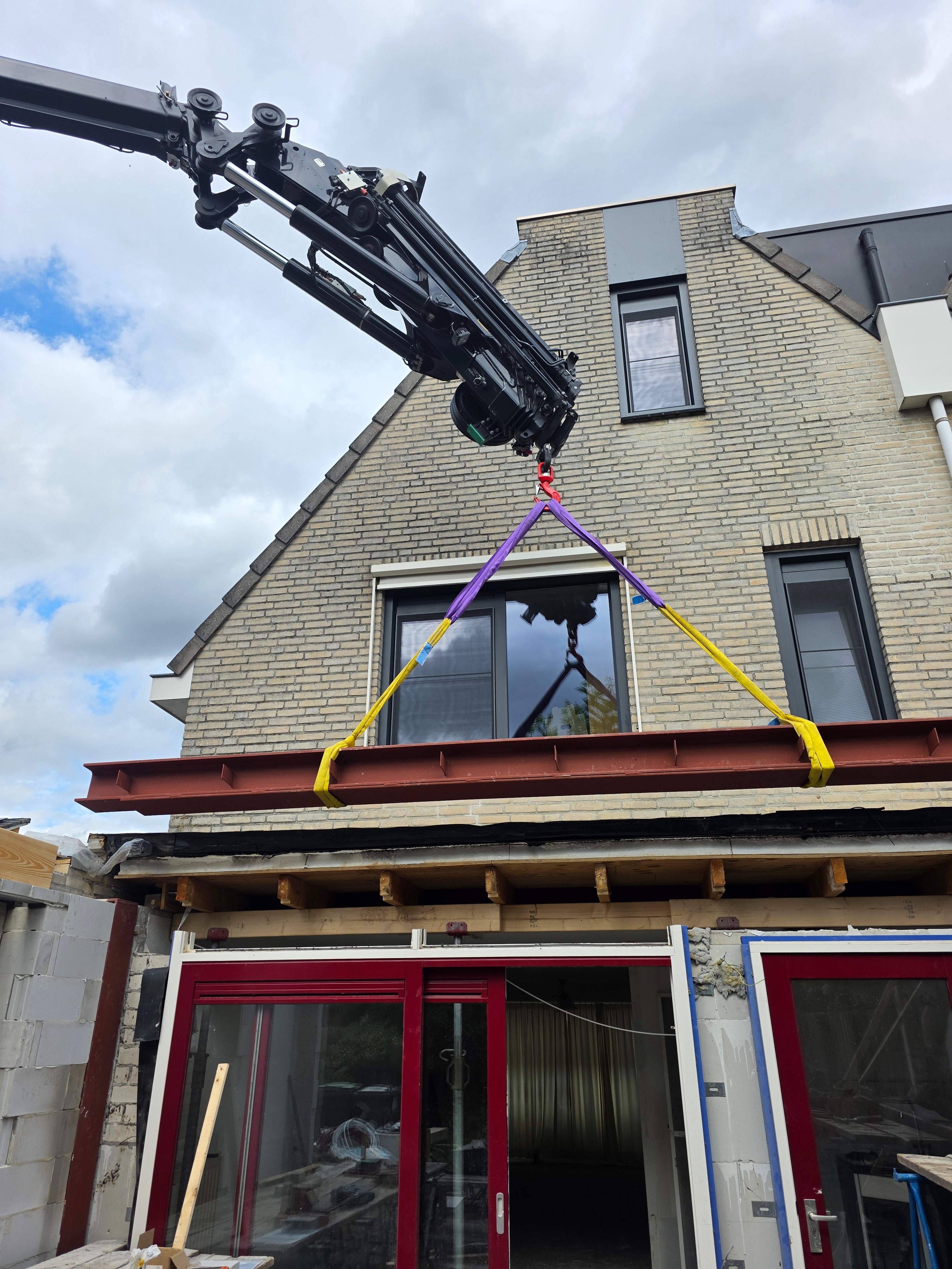 Stalen constructie hijsen en positioneren door A&F Transport